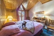 Chambre lumineuse du chalet actuellement en location au coeur des montagnes de Val d'Isère