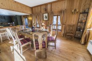 Une salle à manger rustique dans un chalet à louer à Val d'Isère