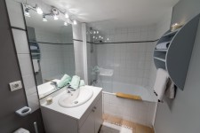 Rent an apartement in val d'isère, bathroom