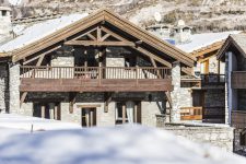 Chalet en location à la montagne vue de loin