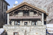 Vue de face du chalet à Val d'Isère