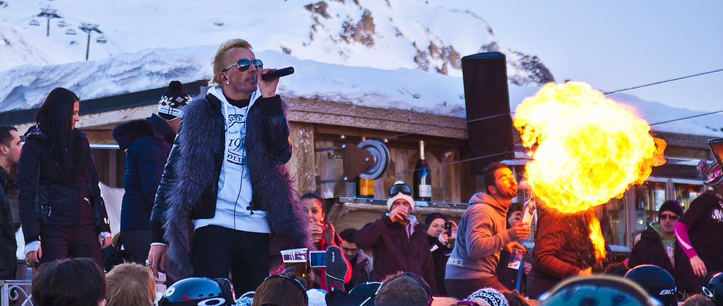 Cracheur de feu et chanteur à val d'Isère